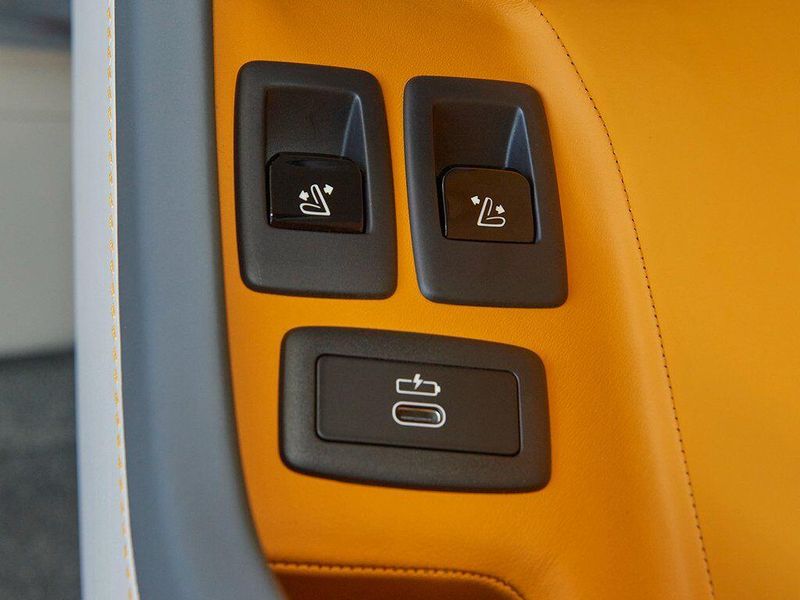 New 2026 Rolls-Royce Cullinan Black BadgeImage 23