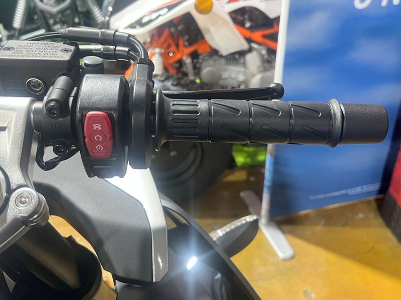 2025 CFMOTO 300SS Image 7
