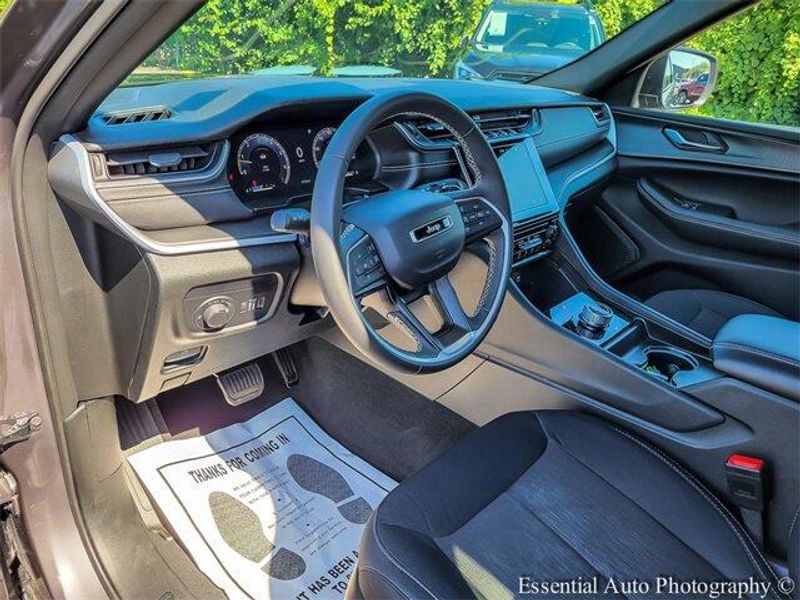 2024 Jeep Grand Cherokee Laredo photo 7