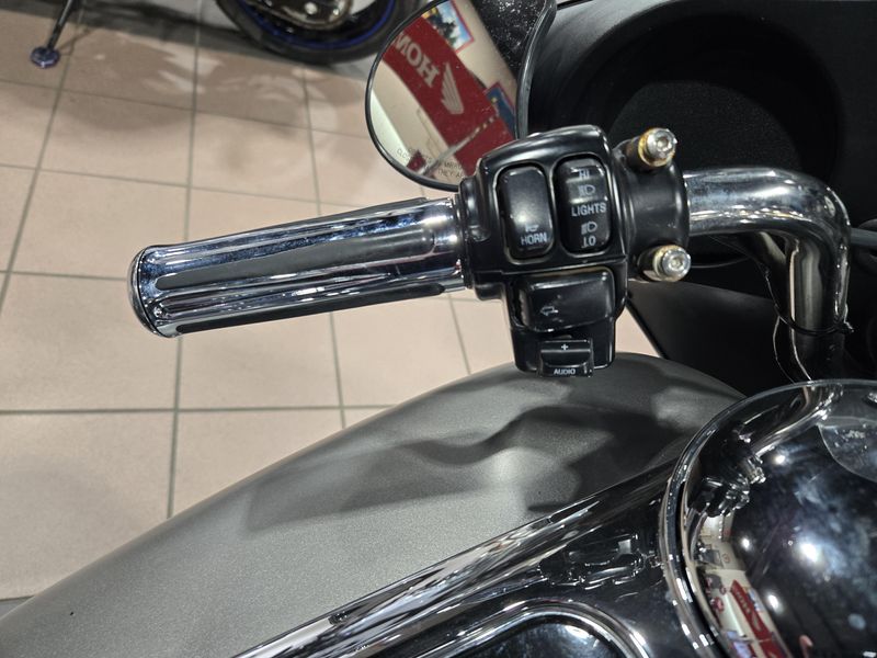 USED 2009 HARLEY STREET GLIDE Image 21