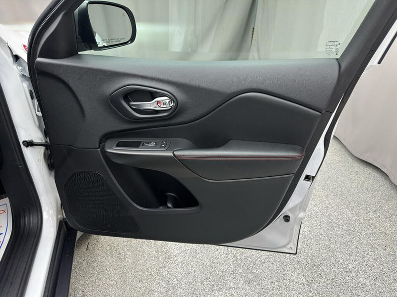 Used 2020 Jeep Cherokee TrailhawkImage 16