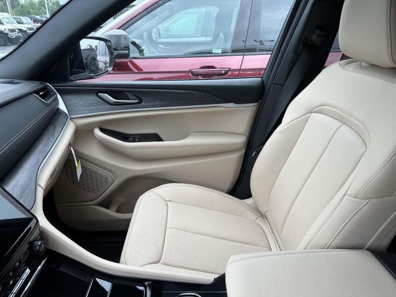 New 2025 Jeep Grand Cherokee L Limited 4x4Image 27