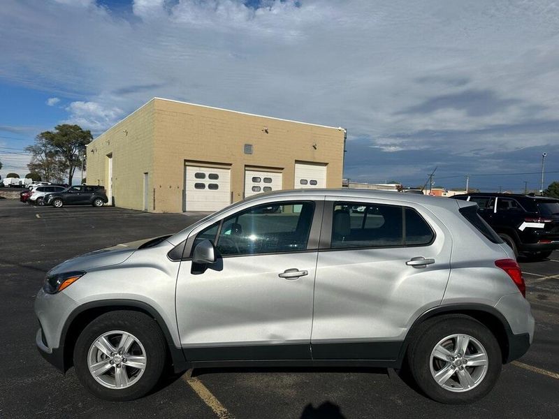 2019 Chevrolet Trax LS photo 2