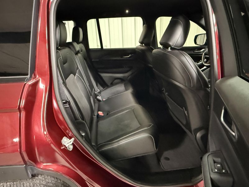 Used 2024 Jeep Grand Cherokee AltitudeImage 11