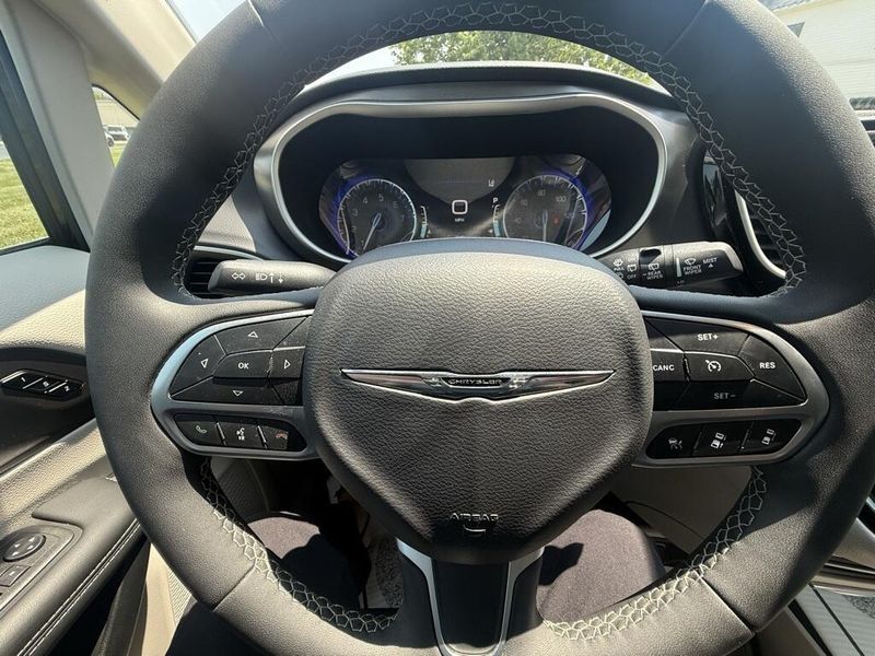 2024 Chrysler Pacifica Touring L photo 14