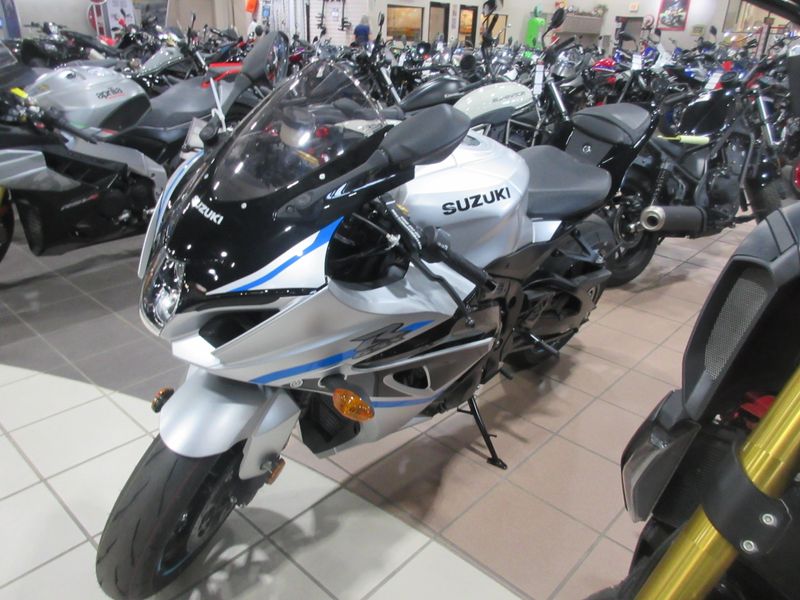 USED 2025 SUZUKI GSX-R1000 Image 3