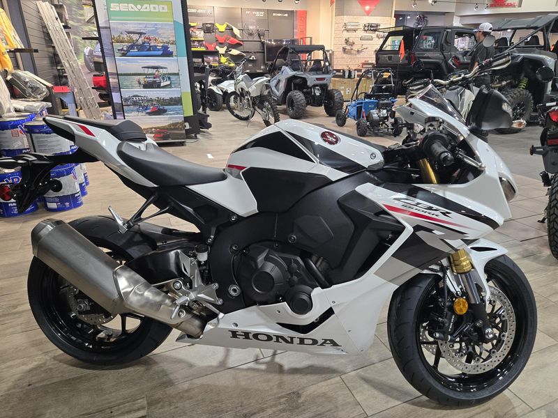 New 2026 Honda CBR1000RR PEARL WHITE Image 2