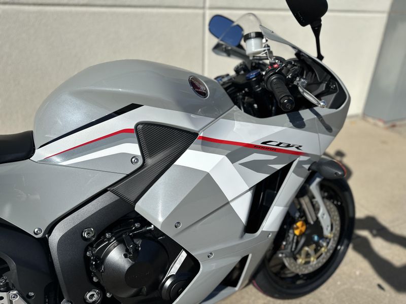 2025 Honda CBR600RRImage 8