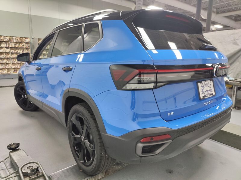 Used 2025 Volkswagen Taos SE Black AWD w/SunroofImage 11