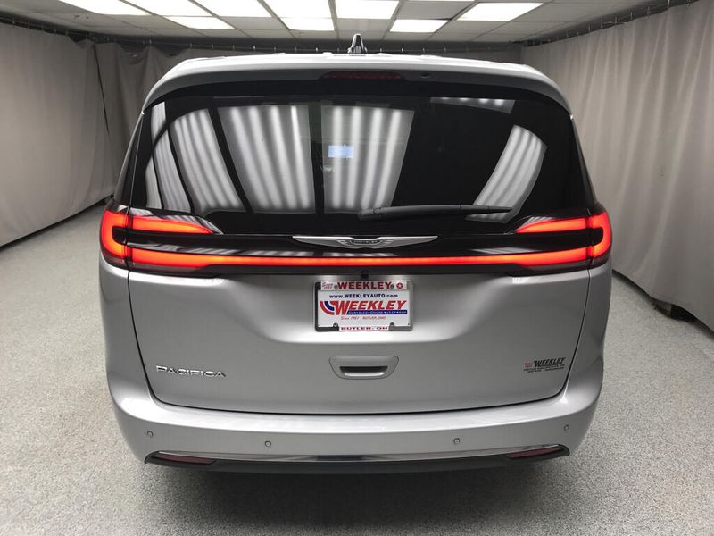 Used 2026 Chrysler Pacifica SelectImage 3