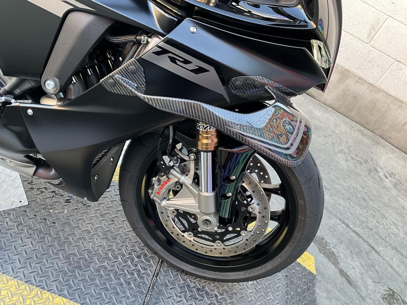 Used 2025 Yamaha YZF-R1 Image 11