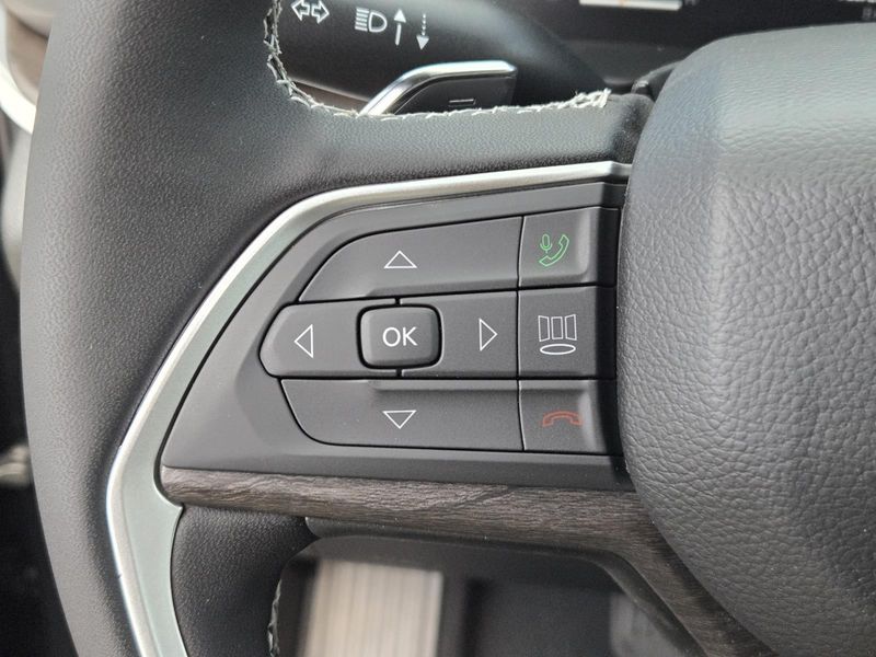 New 2026 Jeep Grand Cherokee Laredo Altitude 4x2