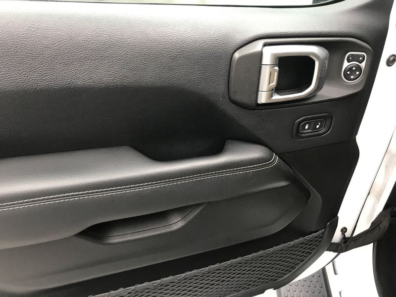 2019 Jeep Wrangler Unlimited SaharaImage 3