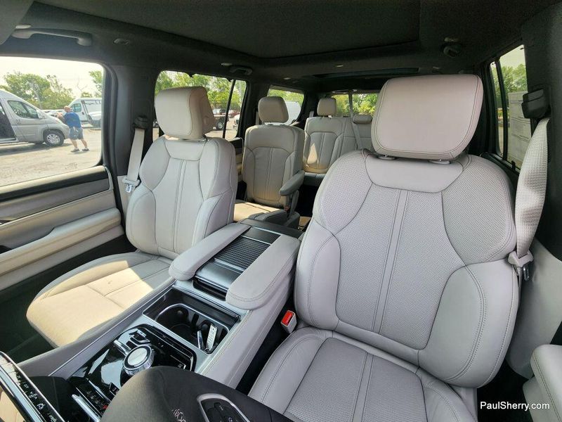 2025 Jeep Wagoneer Series Iii 4x4Image 26