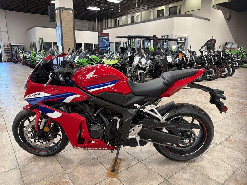 New 2026 Honda CBR650R E-CLUTCH Image 14