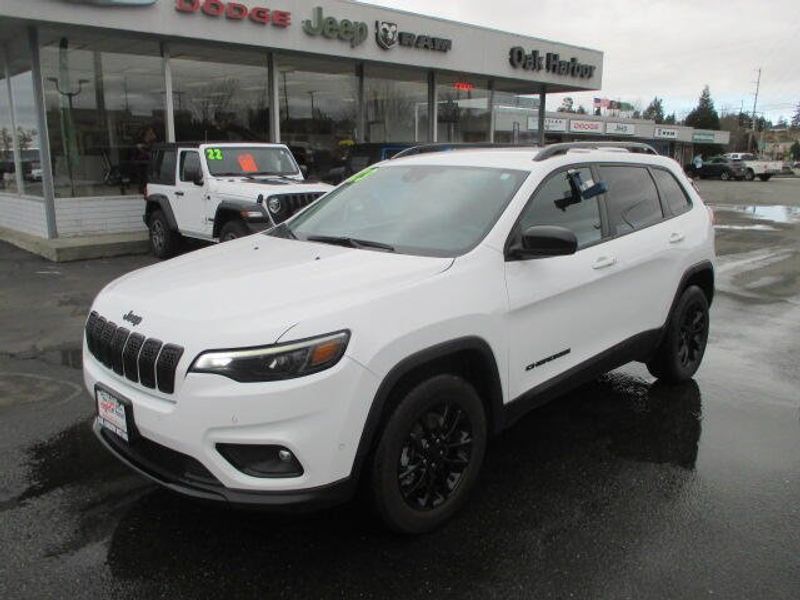 2023 Jeep Cherokee Altitude LuxImage 2