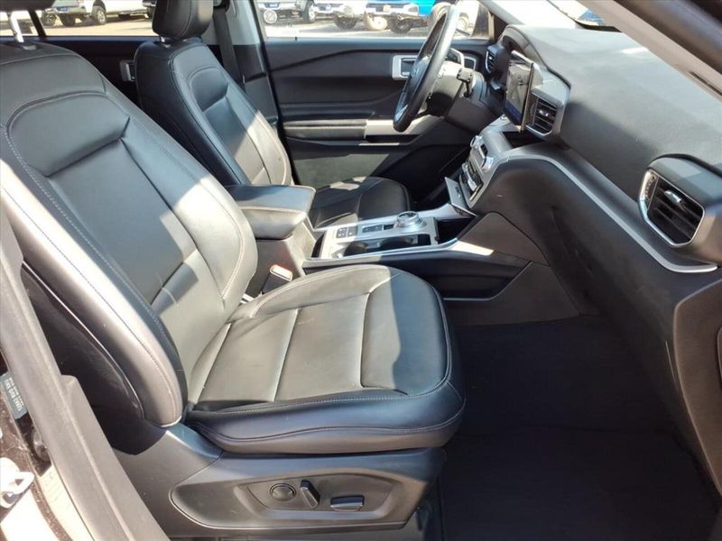 2023 Ford Explorer XLT photo 2