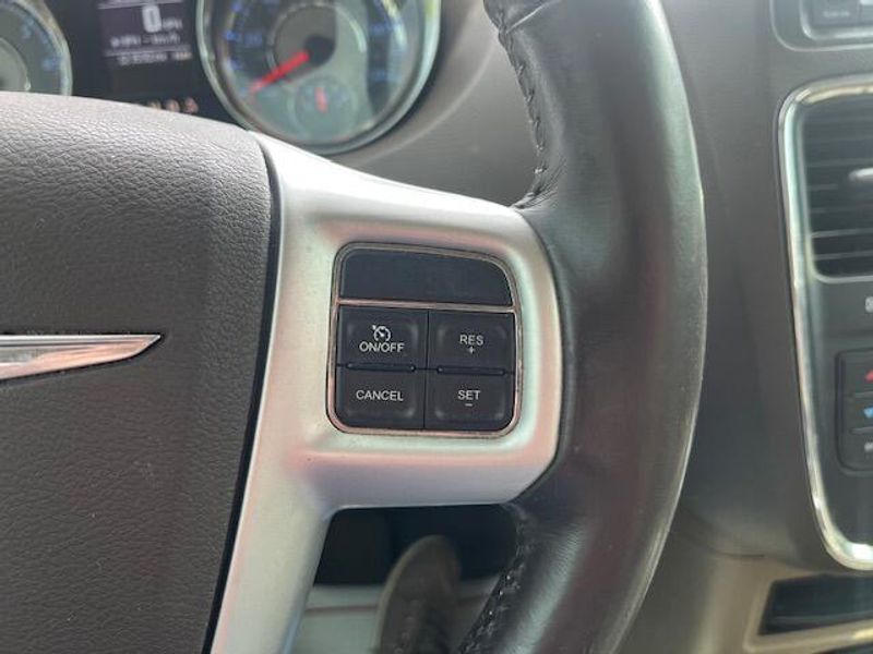 Used 2014 Chrysler Town & Country Image 12