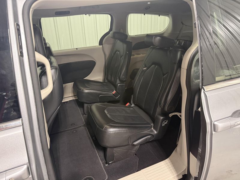 Used 2019 Chrysler Pacifica Touring LImage 19