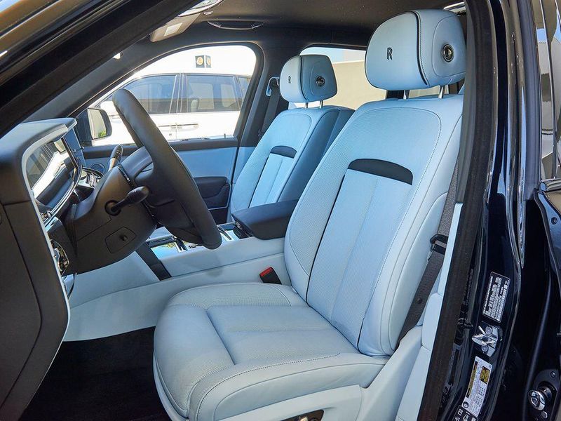New 2027 Rolls-Royce Cullinan Black BadgeImage 11