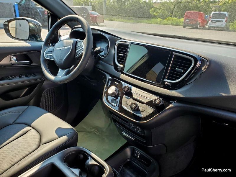 New 2025 Chrysler Voyager LxImage 15
