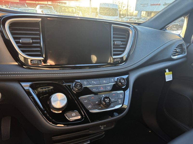 New 2026 Chrysler Pacifica SelectImage 29