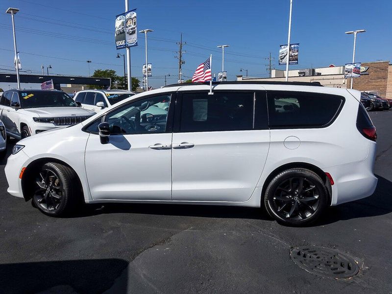 2025 Chrysler Pacifica Limited photo 4