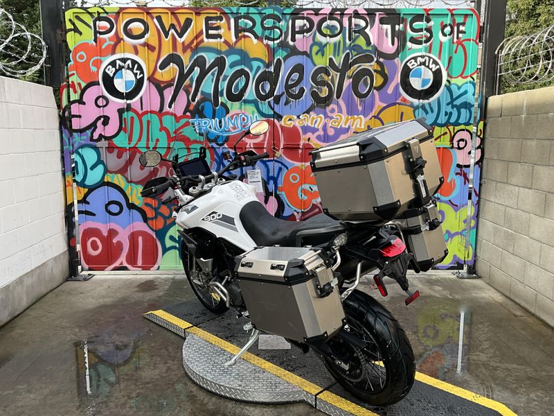 2023 Triumph TIGER 900 RALLY PRO in a PURE WHITE exterior color. BMW Motorcycles of Modesto 209-524-2955 bmwmotorcyclesofmodesto.com 