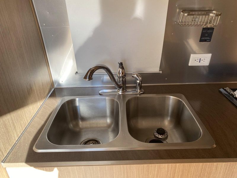 Used 2019 AIRSTREAM FLYING CLOUD 23FB Image 16