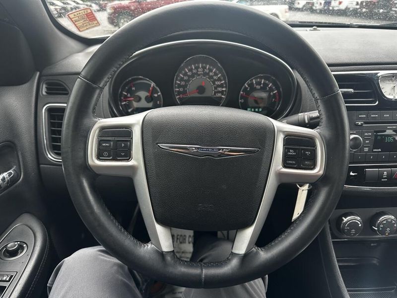 2013 Chrysler 200 Touring photo 11