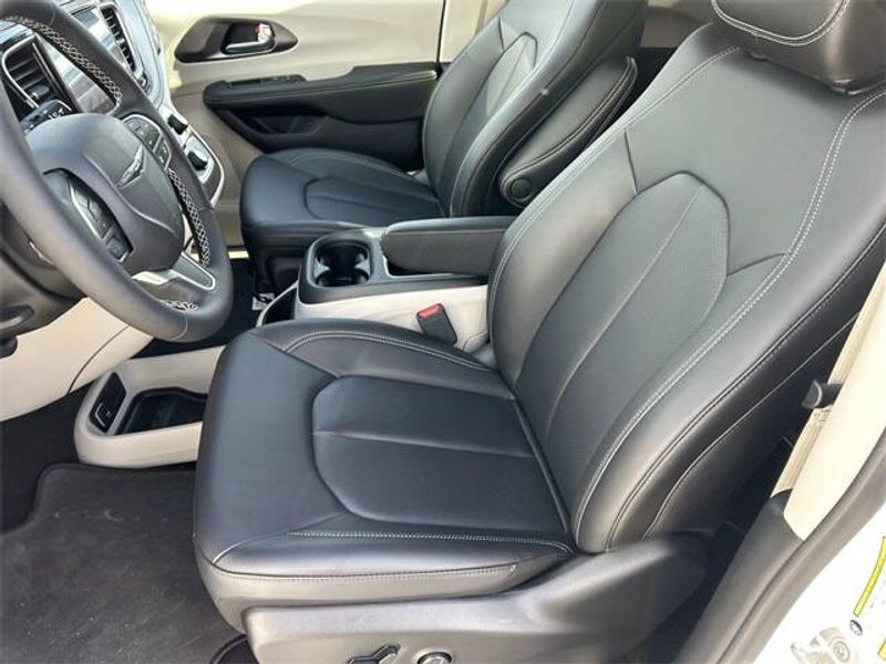 New 2024 Chrysler Pacifica Plug-in Hybrid SelectImage 17