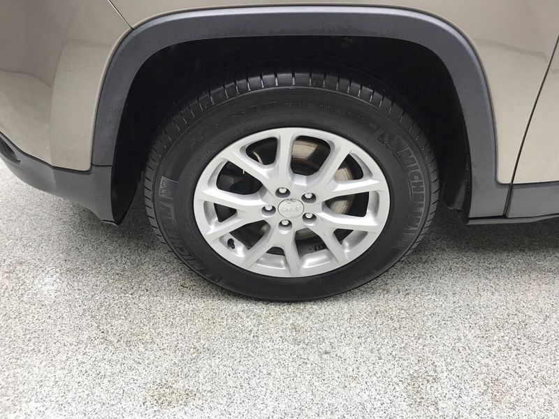 Used 2016 Jeep Cherokee LatitudeImage 2