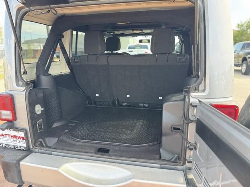 2014 Jeep Wrangler Unlimited SaharaImage 7