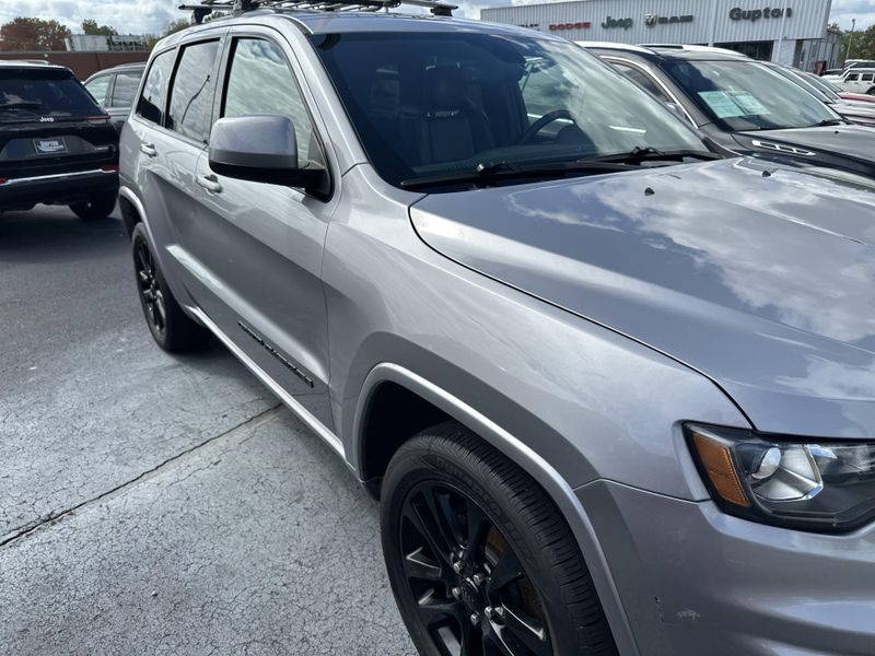 2018 Jeep Grand Cherokee Altitude photo 3