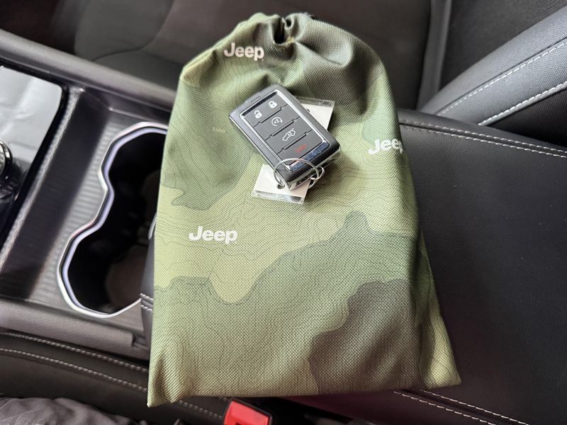 Used 2025 Jeep Grand Cherokee L LaredoImage 22