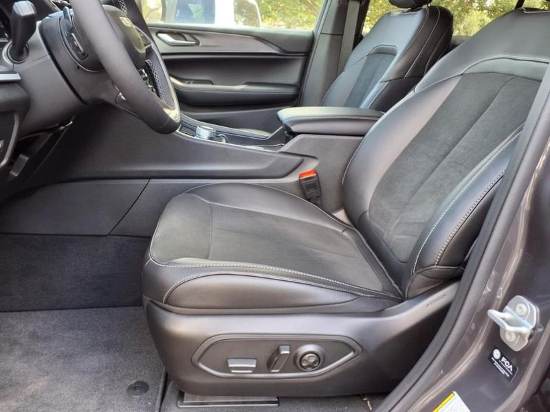 2025 Jeep Grand Cherokee Altitude photo 7