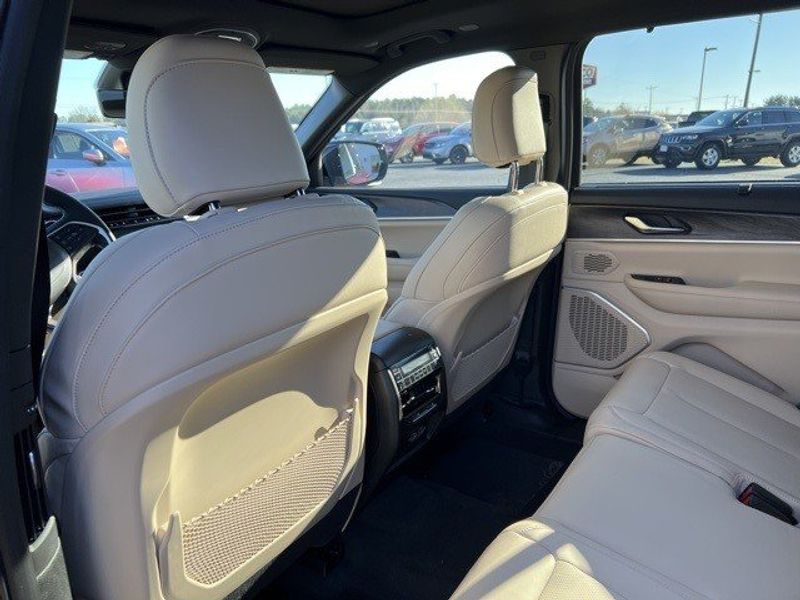 2023 Jeep Grand Cherokee L Limited 4x4Image 15