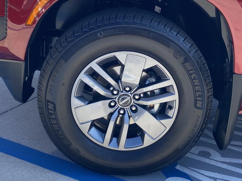 Used 2025 Nissan Frontier SVImage 8