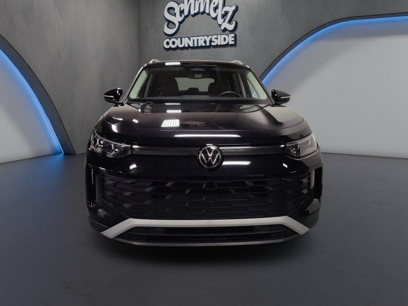 Used 2025 Volkswagen Tiguan SE 4-Motion AWDImage 2