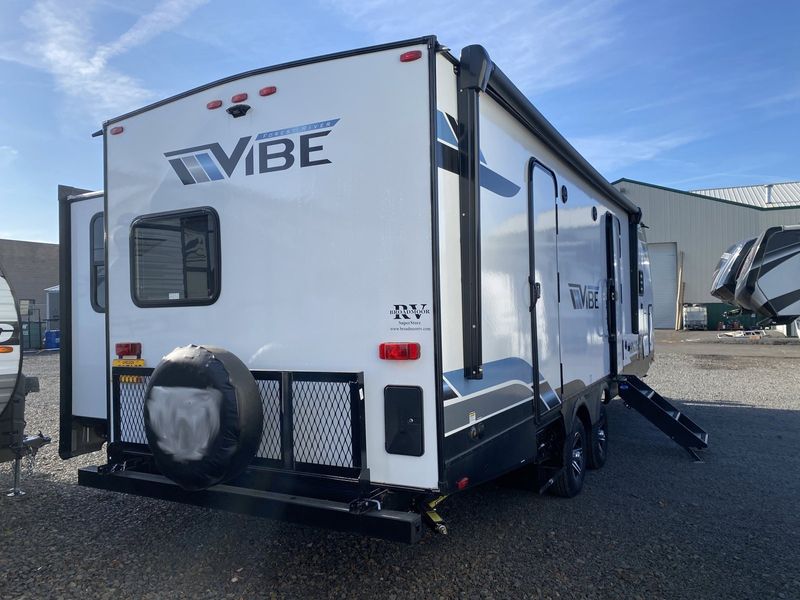 2023 FOREST RIVER VIBE T27FK  in a WHITE BLUE BLACK exterior color. Legacy Powersports 541-663-1111 legacypowersports.net 
