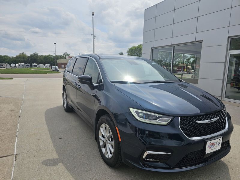 2025 Chrysler Pacifica SelectImage 2