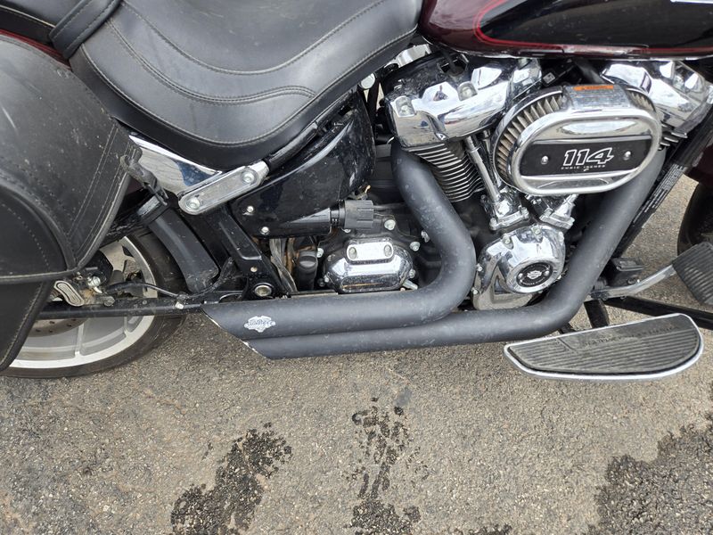 USED 2022 HARLEY SOFT TAIL FAT BOY 114 MIDNIGHT CRIMSON AND VIVID BLACK Image 17
