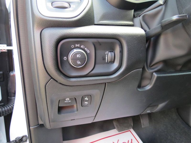 Used 2023 RAM 1500 Big Horn 4x4 4dr Crew Cab 5.6 ft. SB PickupImage 11