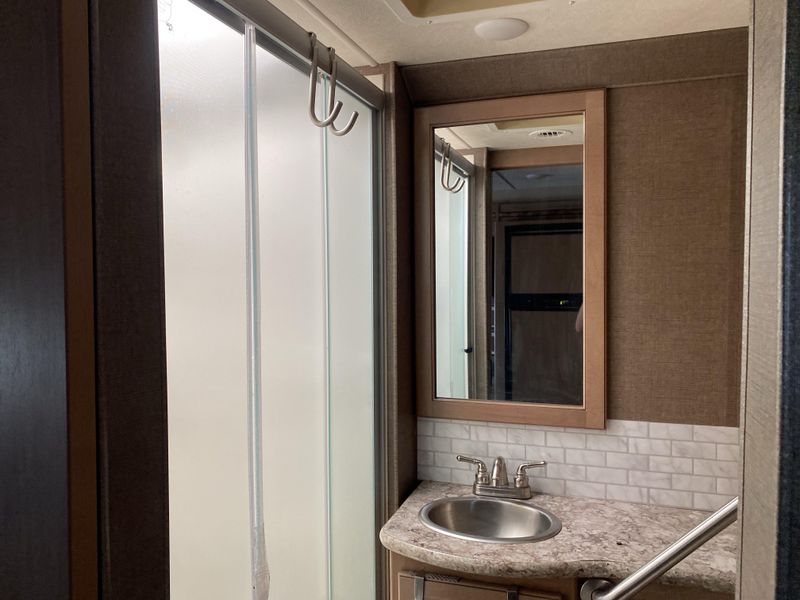 Used 2017 THOR CHATEAU 31Y Image 15