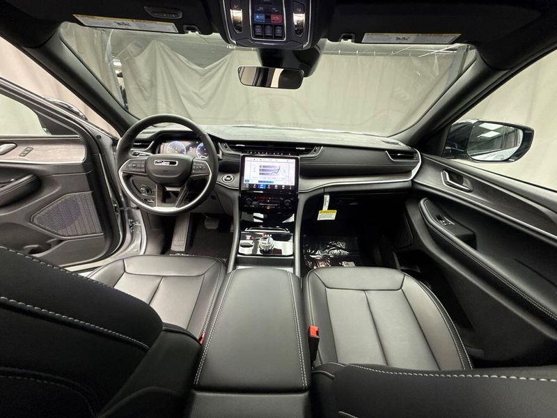 New 2025 Jeep Grand Cherokee Limited 4x4Image 8