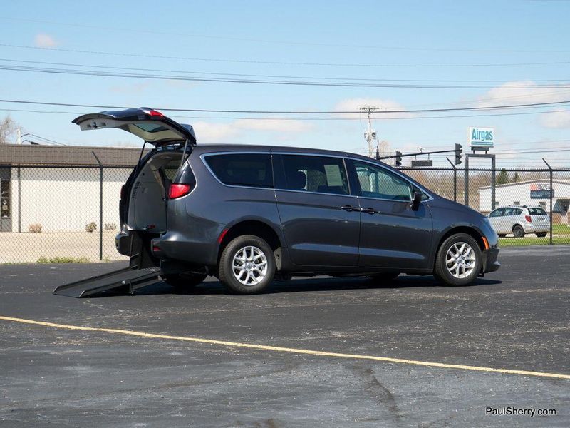 2022 Chrysler Voyager LXImage 8