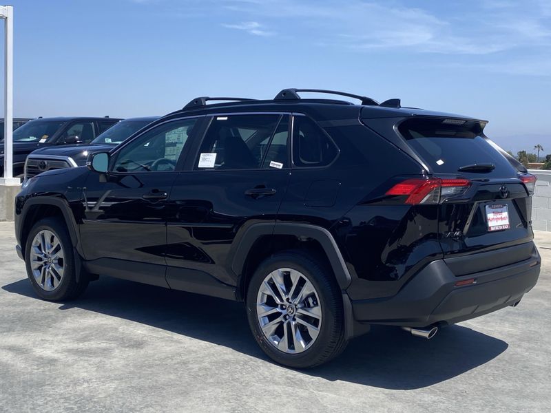 2025 Toyota RAV4 XLE PremiumImage 5