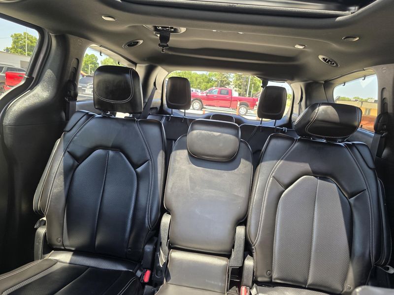 Used 2023 Chrysler Pacifica Touring LImage 18