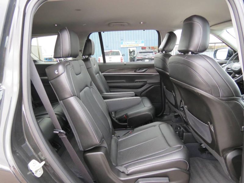 Used 2023 Jeep Grand Cherokee L Limited 4x4 4dr SUVImage 34