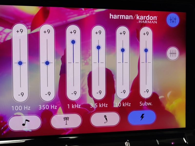 Used 2025 Volkswagen Atlas Cross Sport SEL Premium R-Line w/Sunroof/NavImage 8